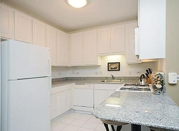 4th image of 645 N Kingsbury St APT 2407