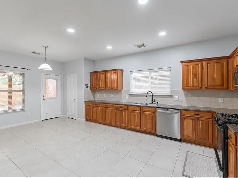 3223 Legends Creek Dr — Photo 6