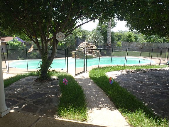 Detachable fenced pool