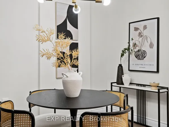 25 Fairview Rd W #707, Mississauga, ON L5B 3Y8