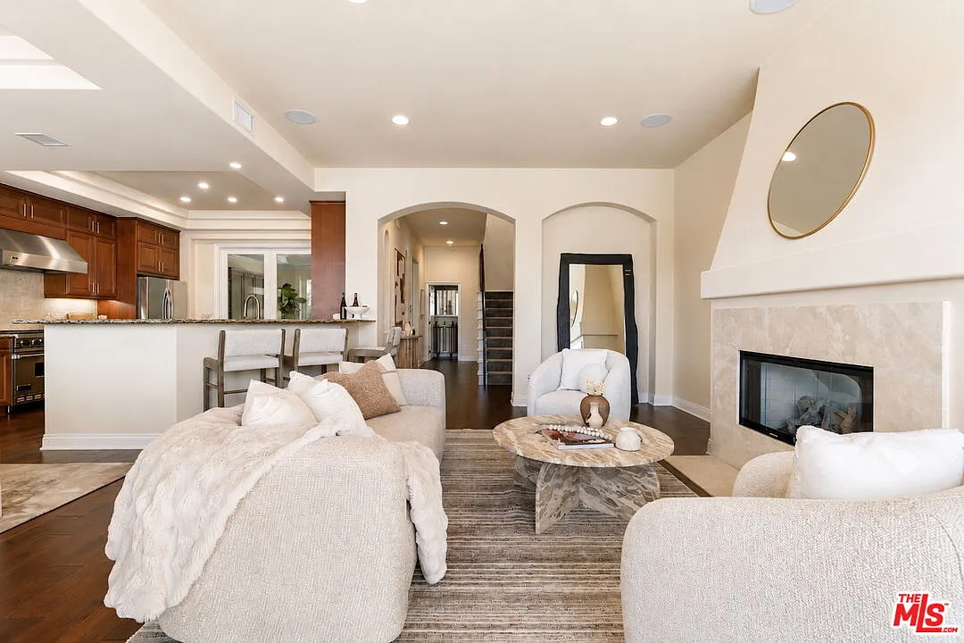 3 bed, 3.0 bath, 2290 sqft, $10,000 — Photo 2
