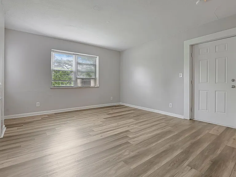 987 Lilley Ave — Photo 8