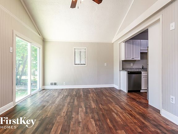 3rd image of 921 Brighton Dr