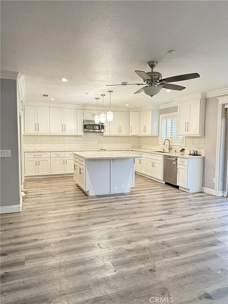 4 bed, 2.5 bath, 2812 sqft, $3,800 — Photo 2