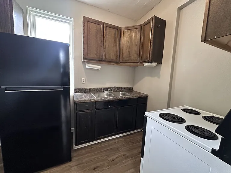 263 Glenwood Dr — Photo 2