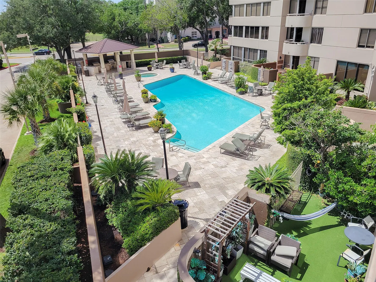 2 bed, 2.0 bath, 1095 sqft, $2,000 — Photo 1