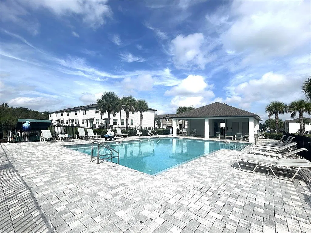 3 bed, 2.0 bath, 1553 sqft, $1,799 — Photo 3