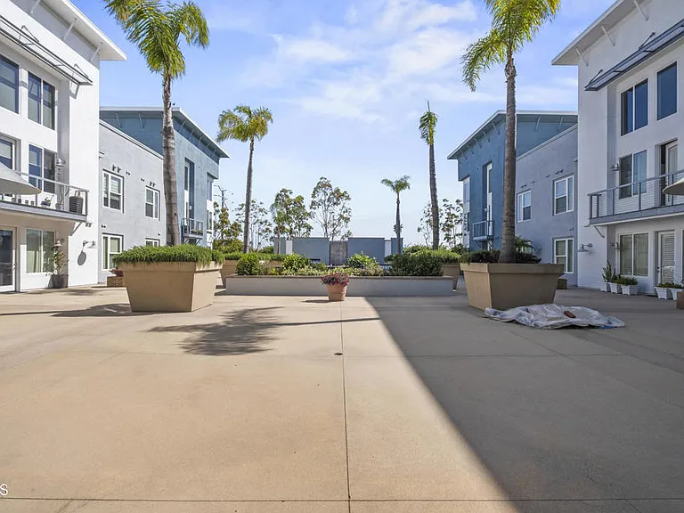 1901 Victoria Ave #201 — Photo 23