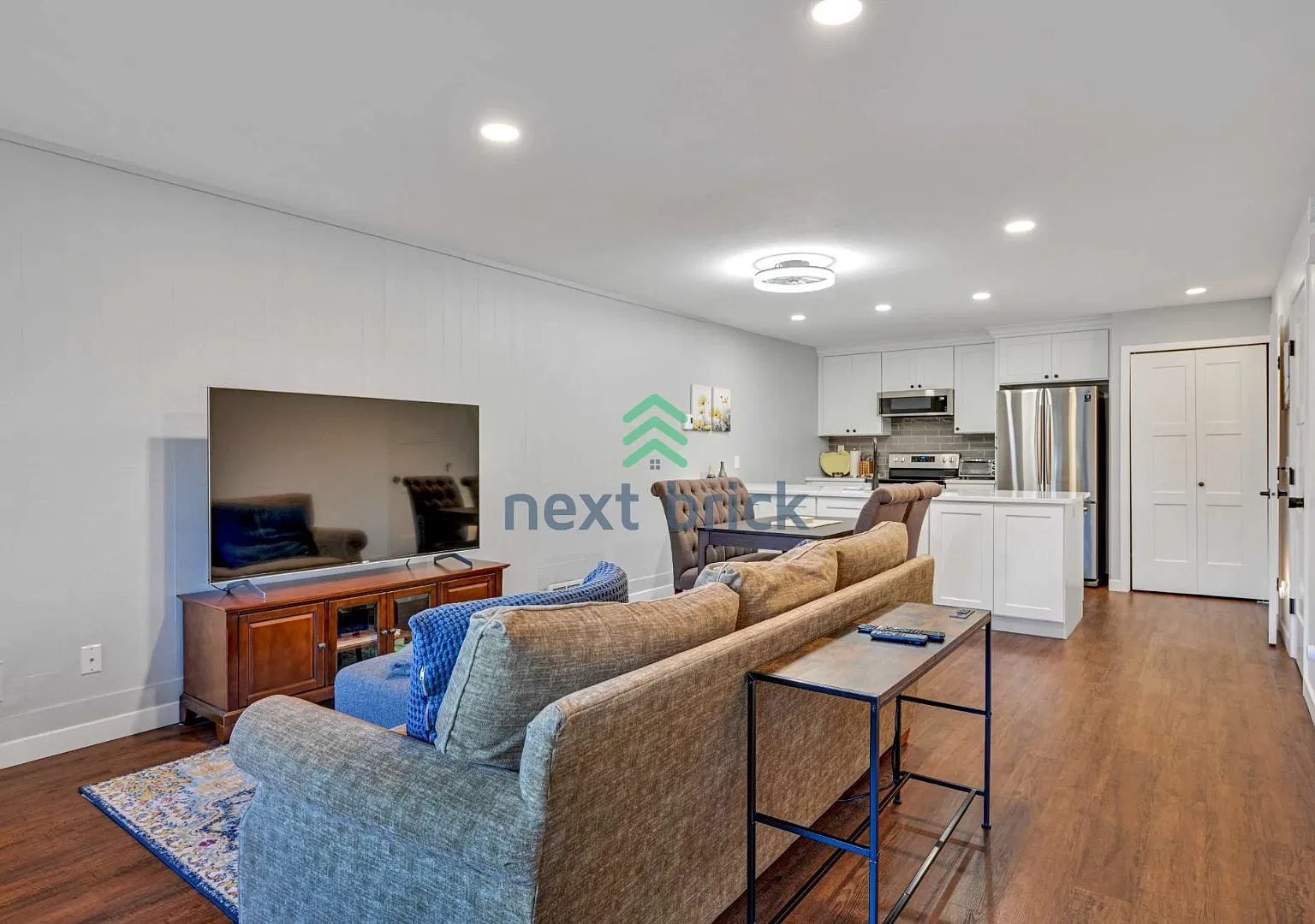 "Charming 2-Bed Condo Retreat with Modern Comforts in the Heart of Redmond!" — Photo 2