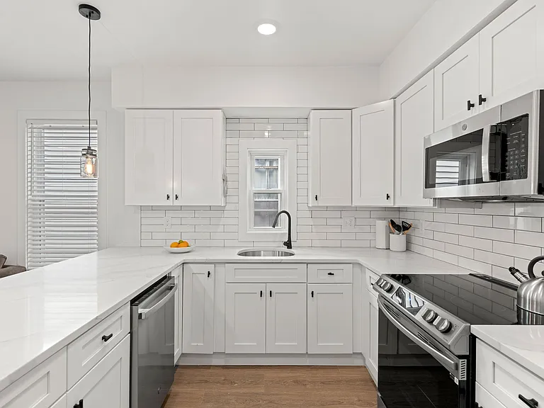 621 E 8th St #14 — Photo 13