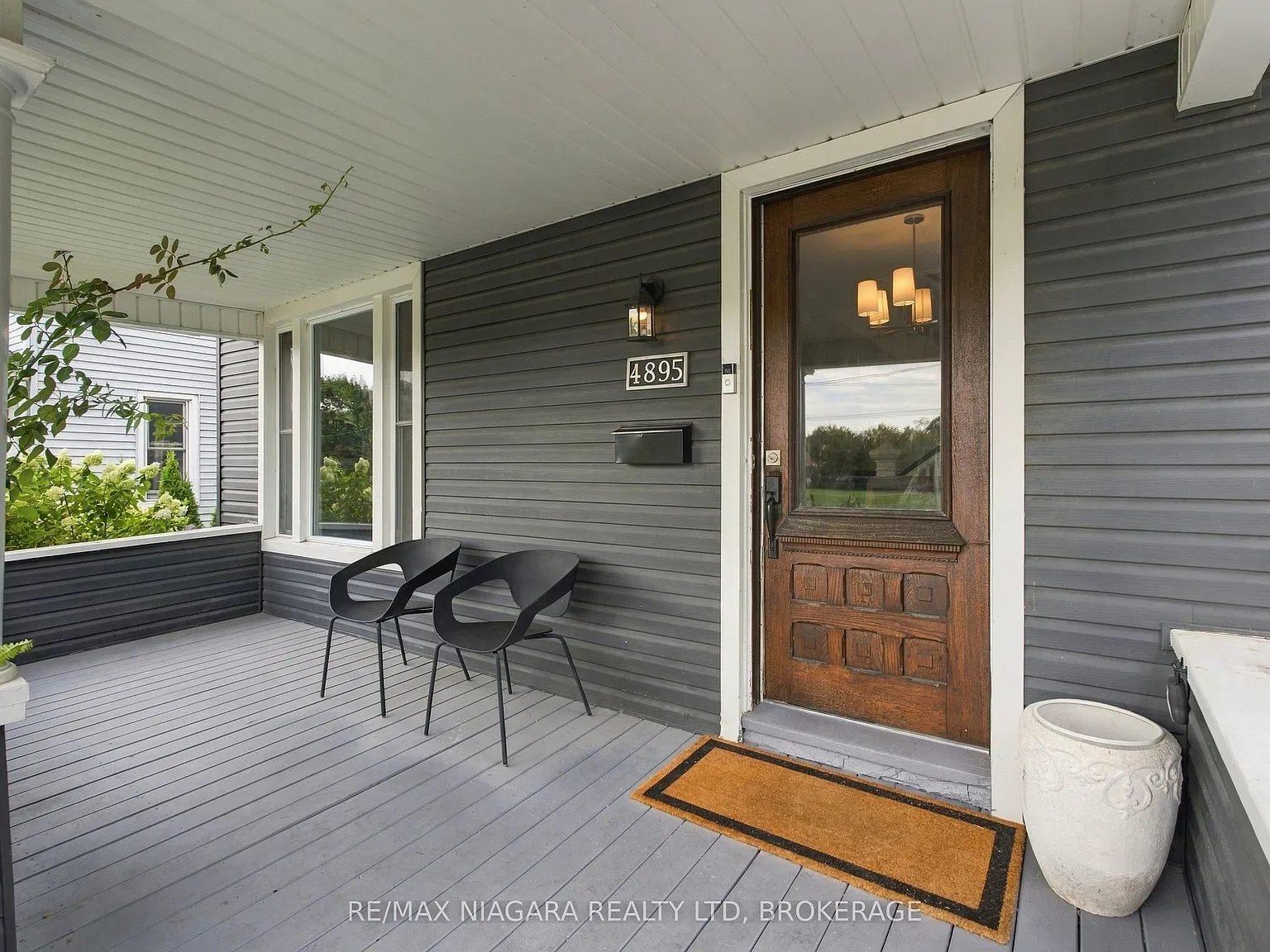 4 bed, $2,400 — Photo 2