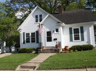 616 E 3rd St, Dixon, IL 61021