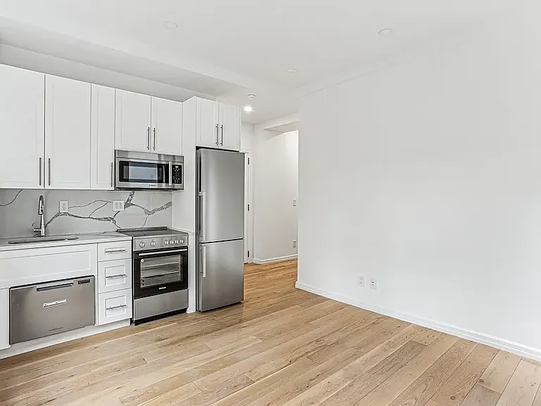 160 E 48th St #9Z5 — Photo 1