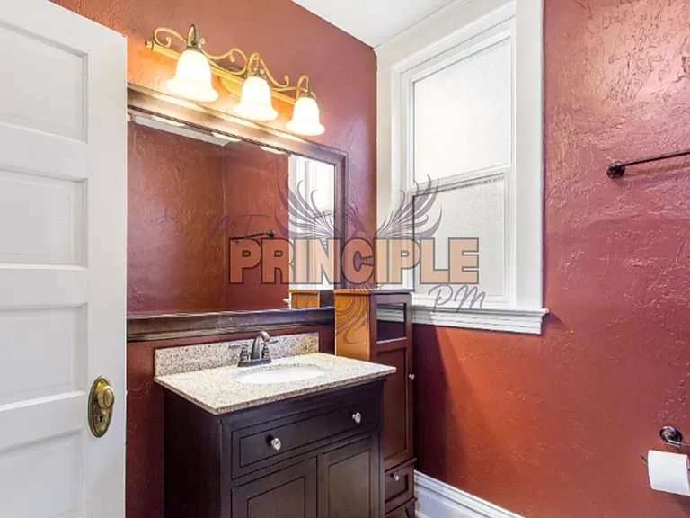 820-822 W Silver St — Photo 14