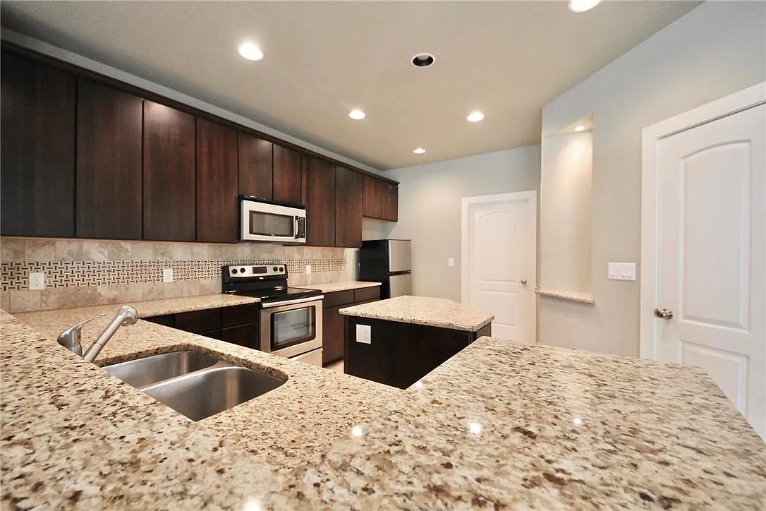 3 bed, 2.5 bath, 1814 sqft, $2,510 — Photo 4