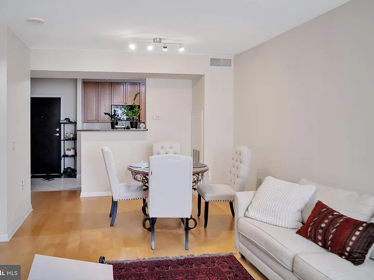 851 N Glebe Rd #402 — Photo 3