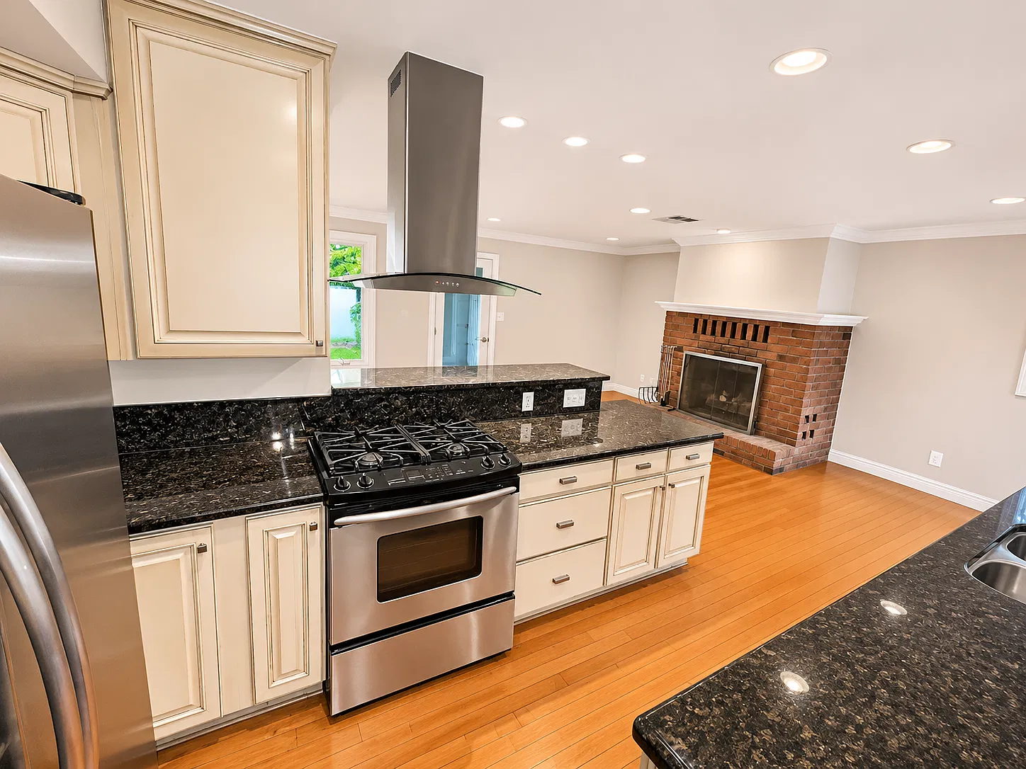3 bed, 2.5 bath, 1794 sqft, $3,600 — Photo 2
