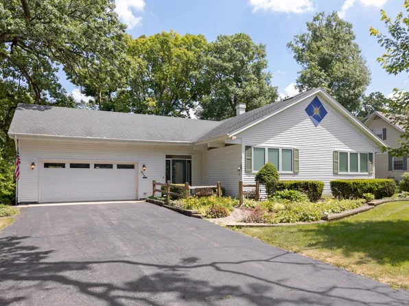 825 Stanford Dr, Marengo, IL 60152