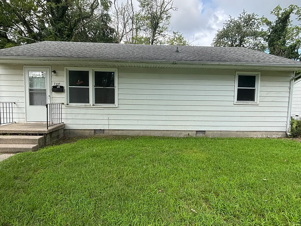 704 Priscilla St