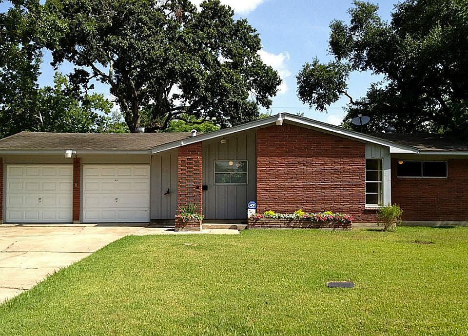 FRONT VIEW: Great neighborhood in sought after Dumbarton Oaks Subdivision.