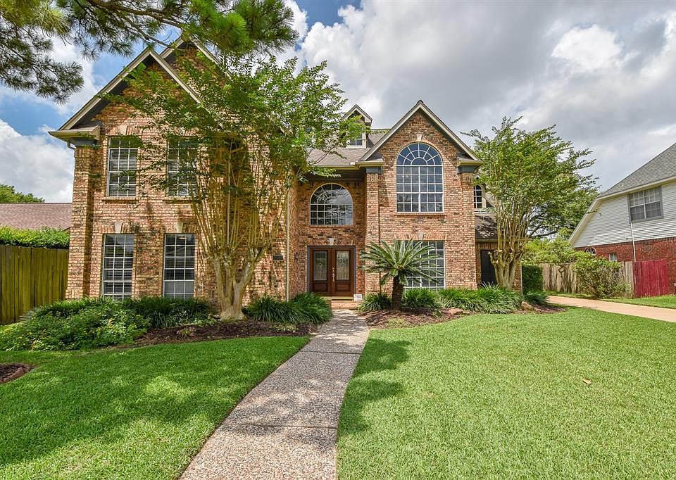Enjoy the beauty and low maintenance of a brick exterior while all the windows invite the beauty of the outdoors into this home. Welcome to 2142 Gentryside!