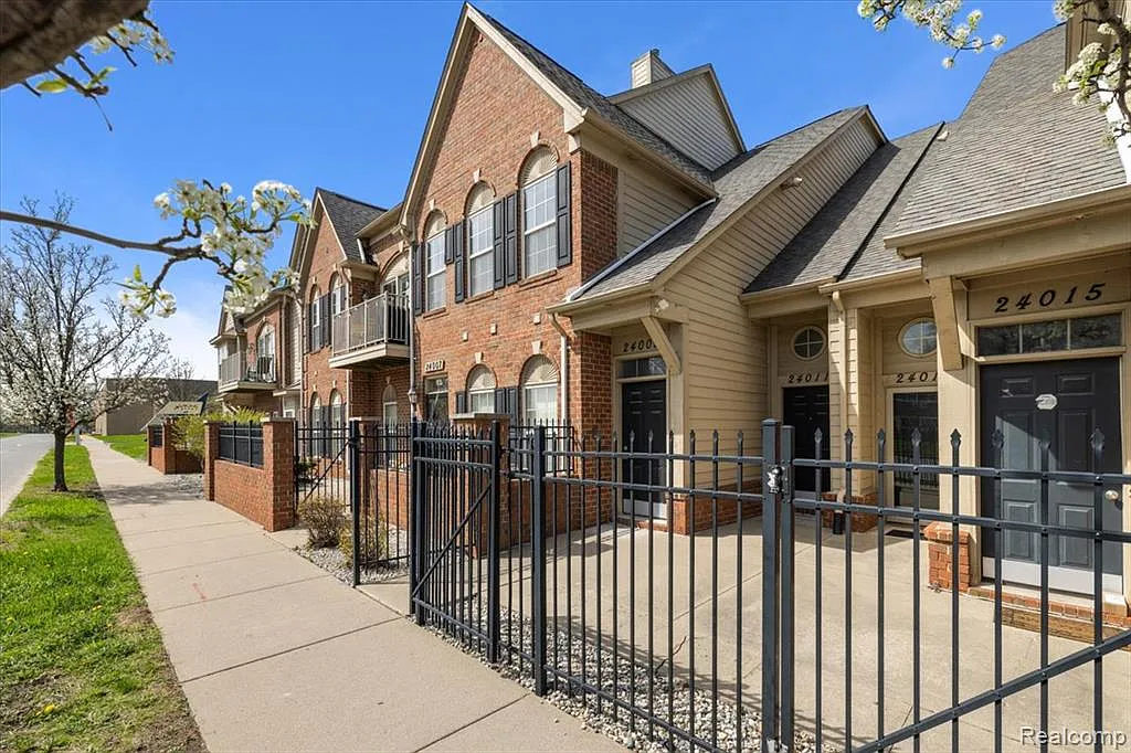 2 bed, 2.0 bath, 1308 sqft, $2,000 — Photo 4