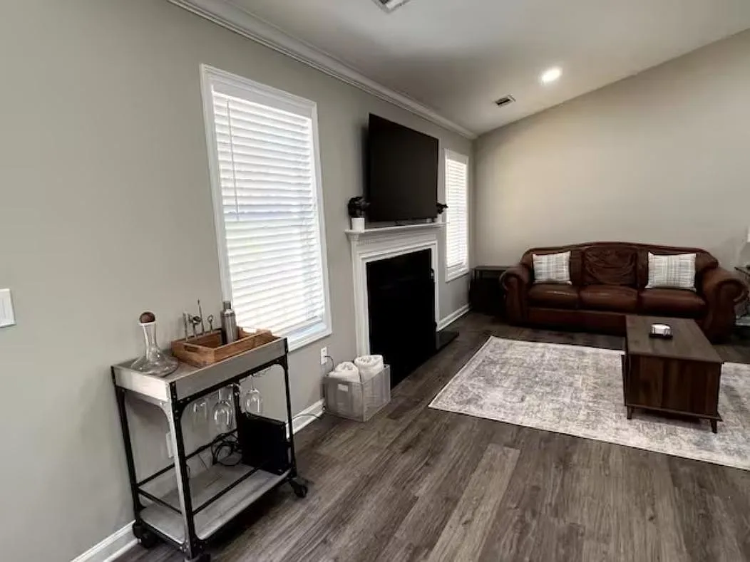 3 bed, 2193 sqft, $3,950 — Photo 3
