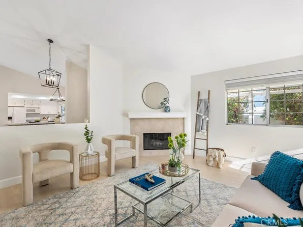43791 Calle Las Brisas W, Palm Desert, CA 92211