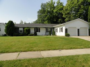 2512 Ridgefield Dr NE, Grand Rapids, MI 49505