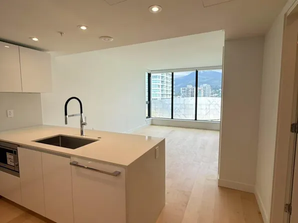 135 E 13th St #907, North Vancouver, BC V7L 4W8