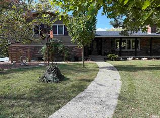 524 Lakeside Dr, Taylorville, IL 62568