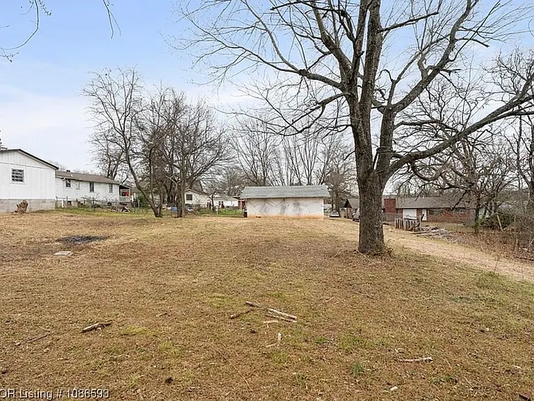 211 W Houston St — Photo 29