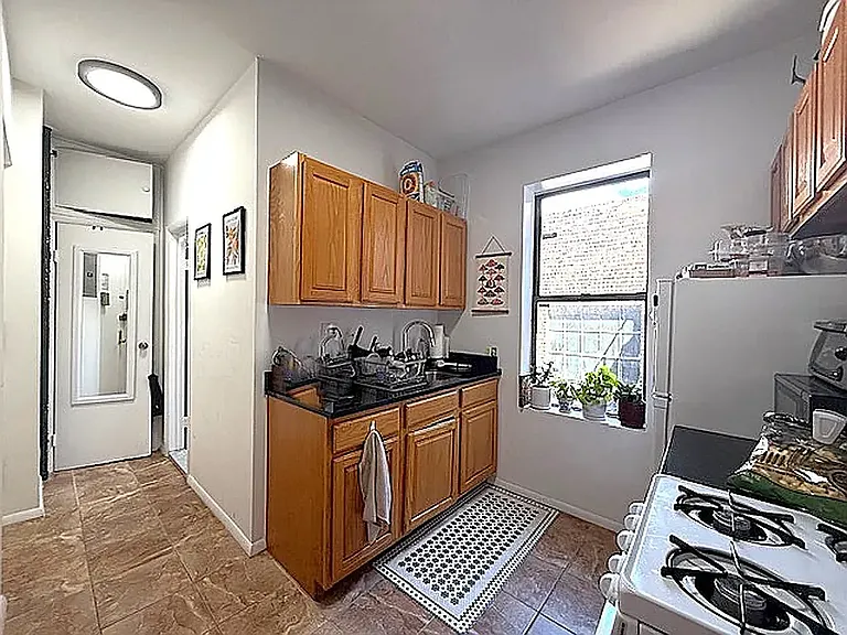 325 E 21st St #33 — Photo 4