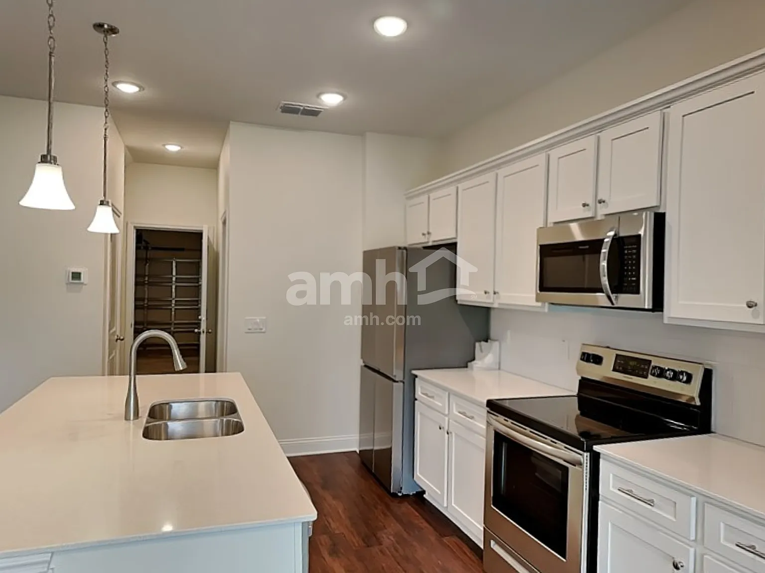 4 bed, 2.5 bath, 1977 sqft, $2,325 — Photo 4
