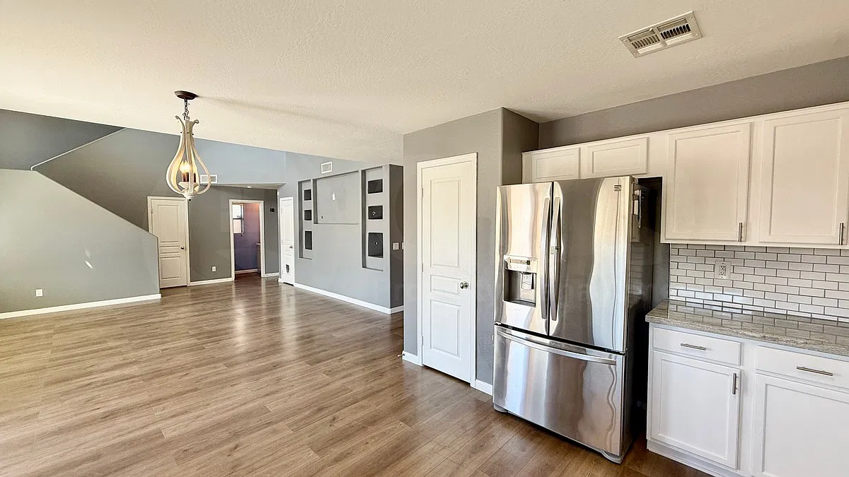 3 bed, 2.5 bath, 2059 sqft, $2,000 — Photo 3