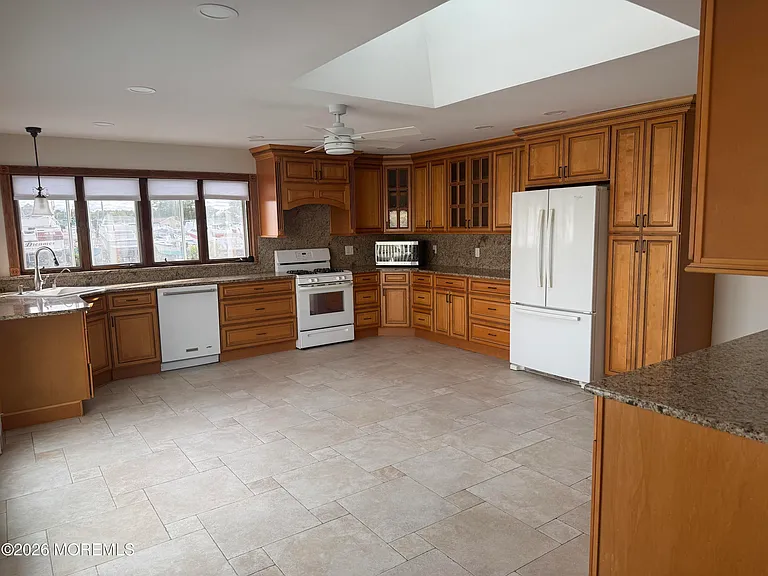 31 Navarra Dr — Photo 10