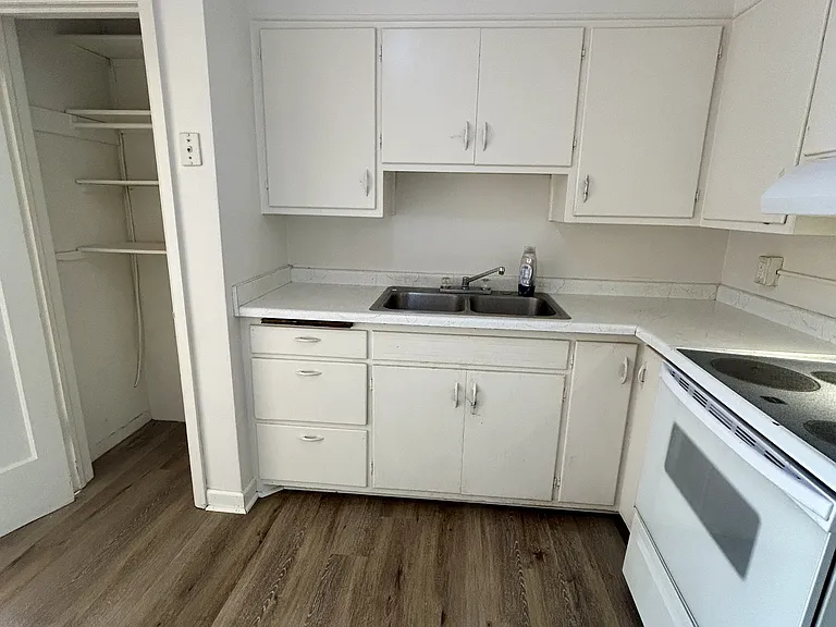 519 1st Ave SW #1 — Photo 2