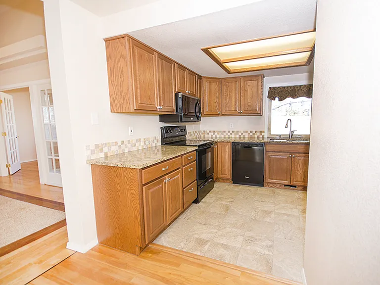 5513 N Creswell Ave — Photo 5