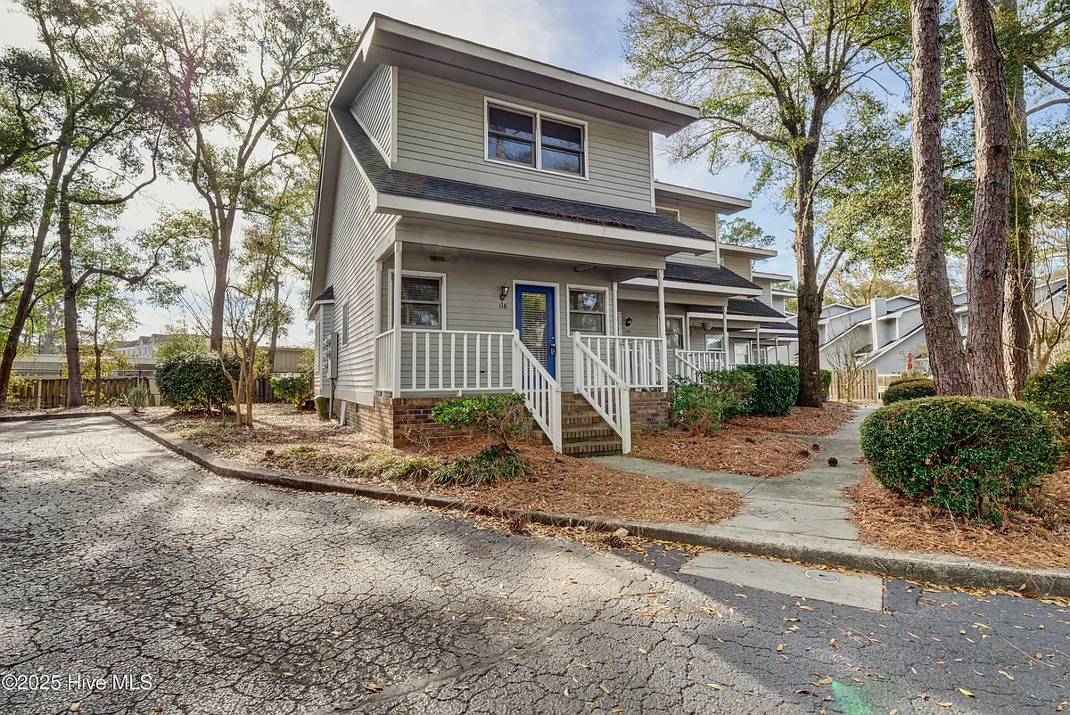 Building Photo - 2029 Eastwood Rd #116
