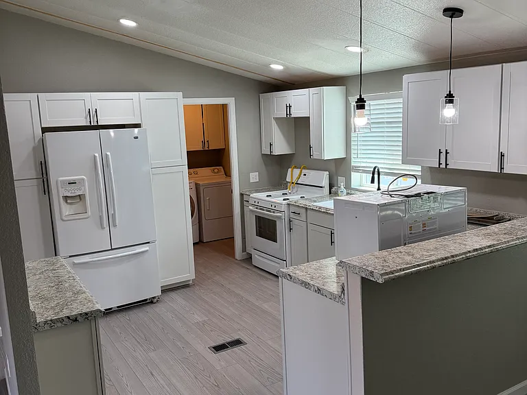 1946 Castleberry Ln — Photo 7