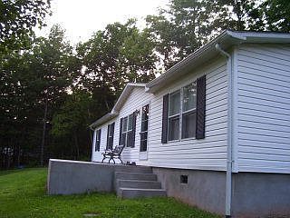 This 1996 Manufactured Doublewide is in very good condition!