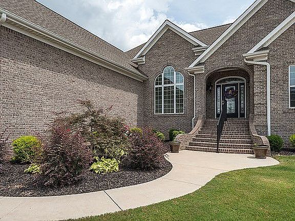 2nd image of 330 Oakbrook Dr
