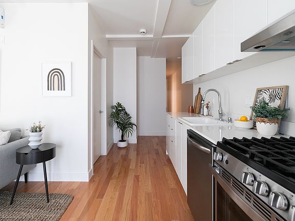 4th image of 121 N Berendo St