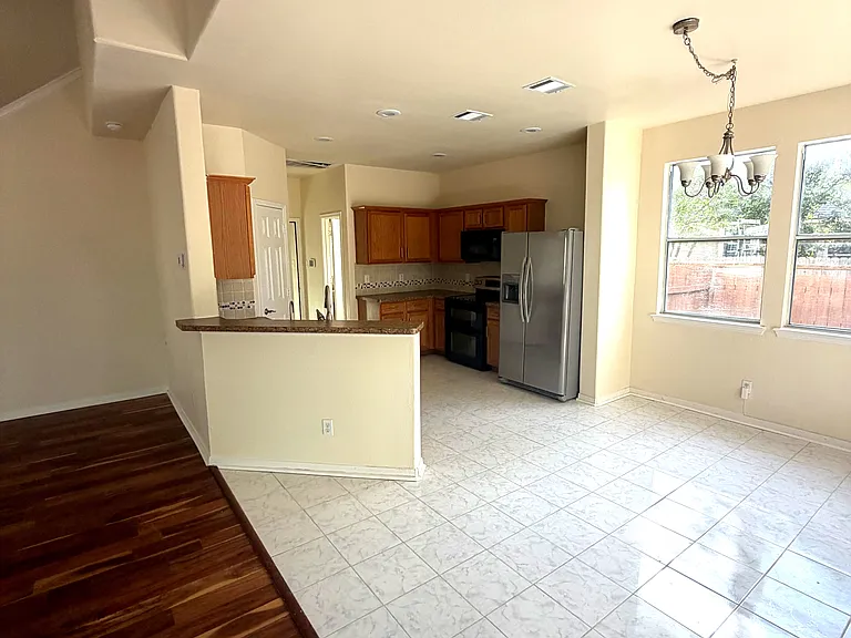 307 Spring Mdw — Photo 16