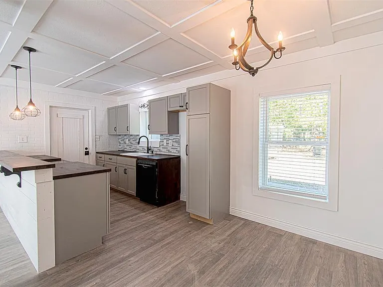 618 Crescent St — Photo 7