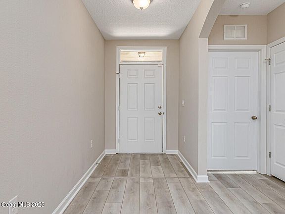 3rd image of 284 Moray Dr SW