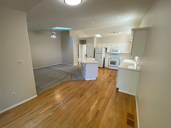 05-Kitchen & Family Room