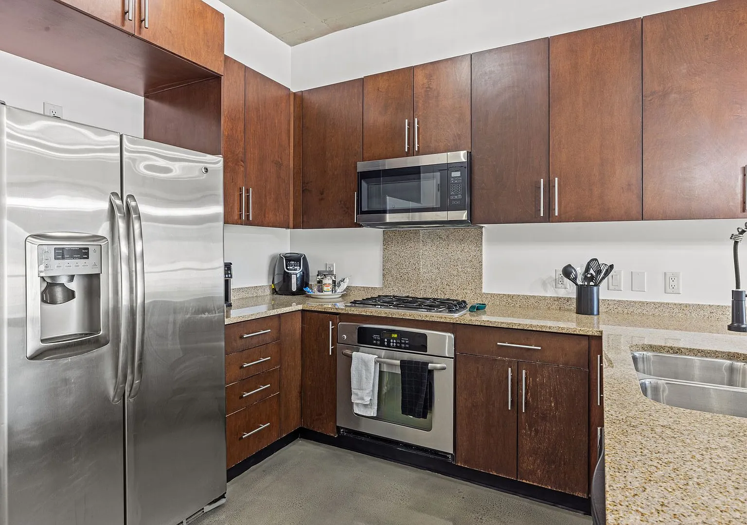 Furnished Juhl Condo w/ Balcony & City Views — Photo 4