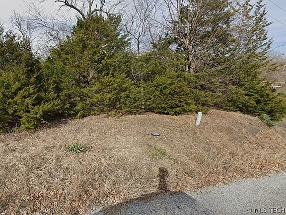 3rd image of Lakecrest Dr