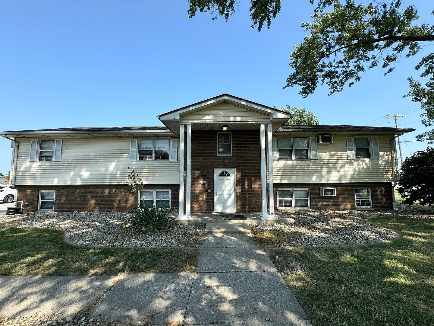 2108 Empire St — Photo 1